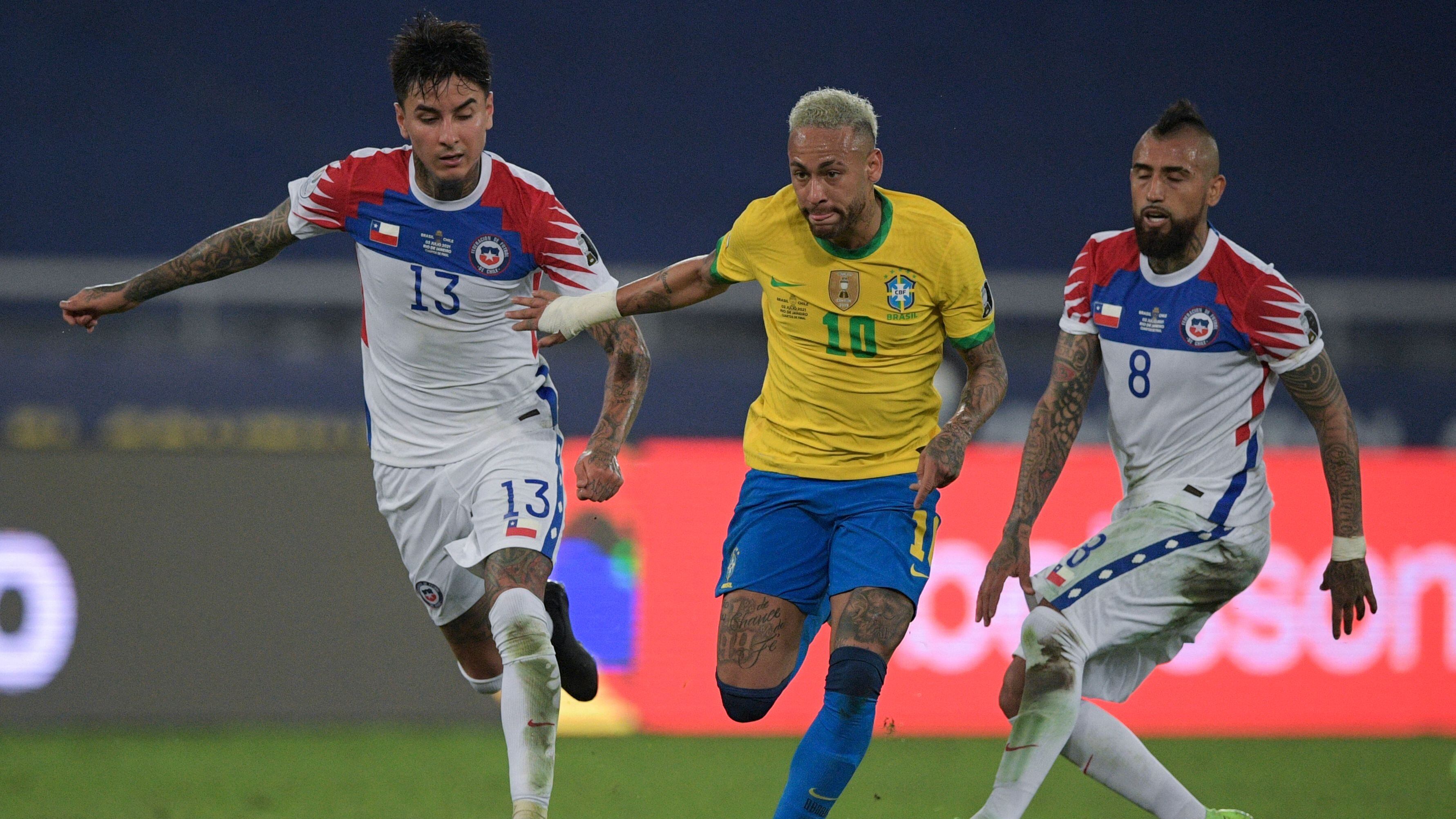 (L to R) Chile's Erick Pulgar, Brazil's Neymar and Chile's Arturo Vidal vie for the ball during their Conmebol 2021 Copa America football tournament quarter-final match at the Nilton Santos Stadium in Rio de Janeiro, Brazil, on July 2, 2021. (Photo by CARL DE SOUZA / AFP) (Photo by CARL DE SOUZA/AFP via Getty Images)