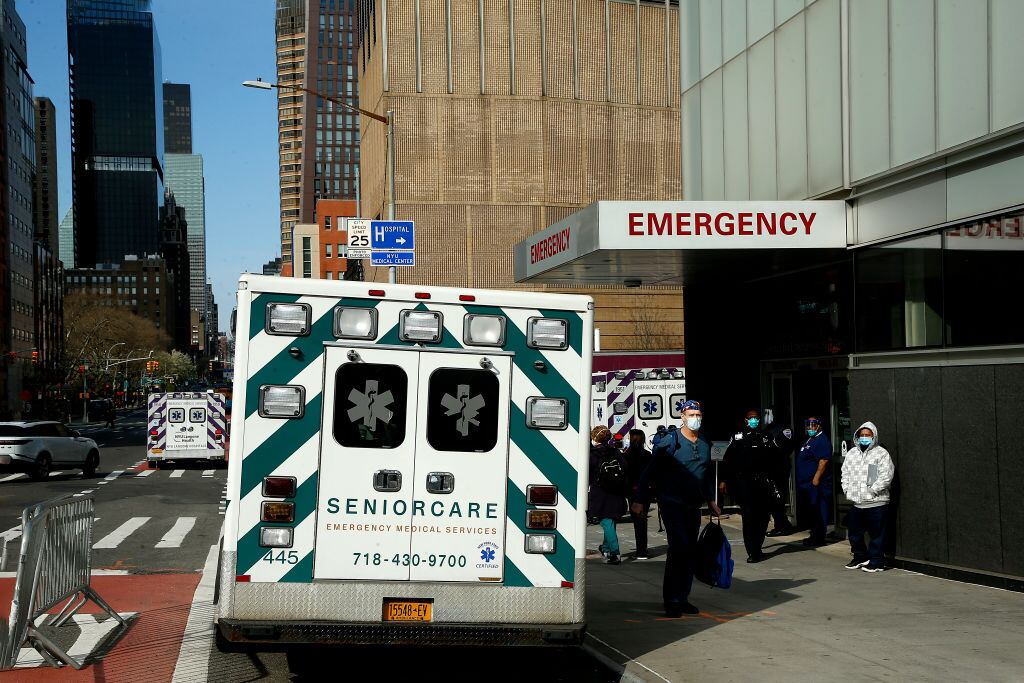 Una ambulancia espera en el frontis del Hospital Langone de Nueva York