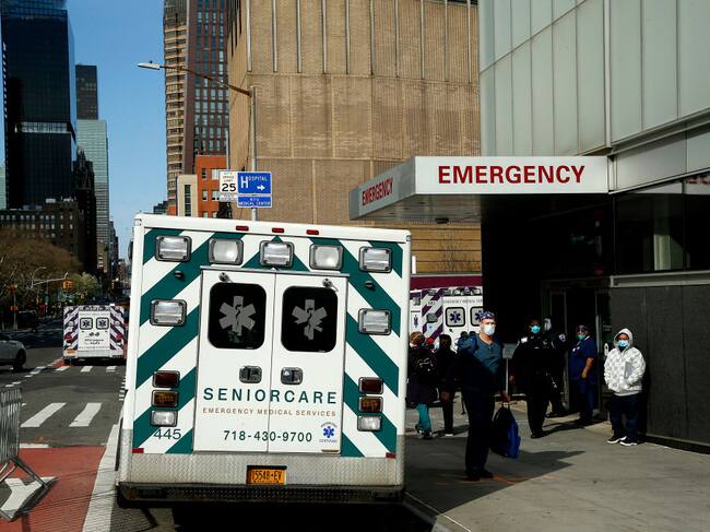Una ambulancia espera en el frontis del Hospital Langone de Nueva York