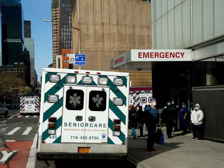 Una ambulancia espera en el frontis del Hospital Langone de Nueva York
