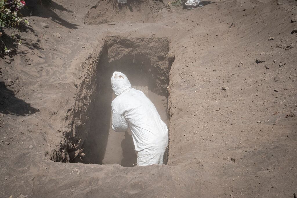 Un trabajador descubre una fosa en México