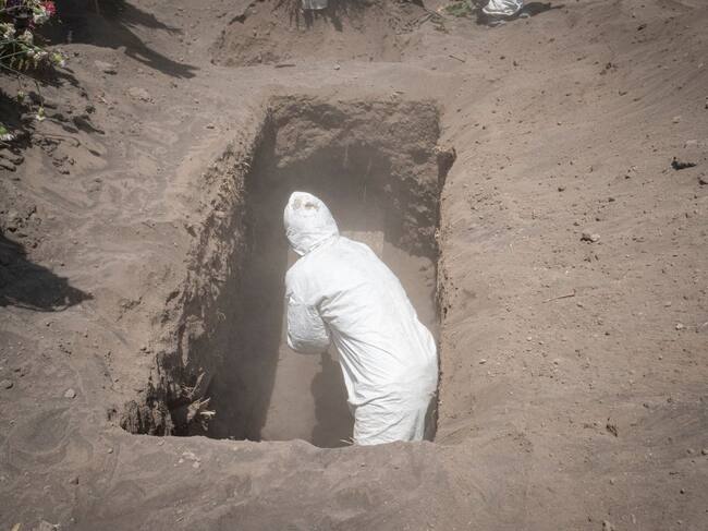 Un trabajador descubre una fosa en México