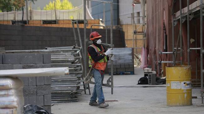 19 de marzo del 2021/SantiagoEn el marco del Día del Trabajador de la Construcción, el Ministro de Obras Públicas, Alfredo Moreno junto a sus pares de Trabajo, María José Zaldívar; de la Mujer, Mónica Zalaquett; y de Vivienda, Felipe Ward, acompañan al Presidente de CChC, Antonio Errázuriz, en la presentación del primer portal dedicado al empleo para la construcción: http://www.trabajosenobra.cl, sitio que ayudará en la generación de más de 120 mil empleos este año.
FOTO: KARIN POZO/AGENCIAUNO