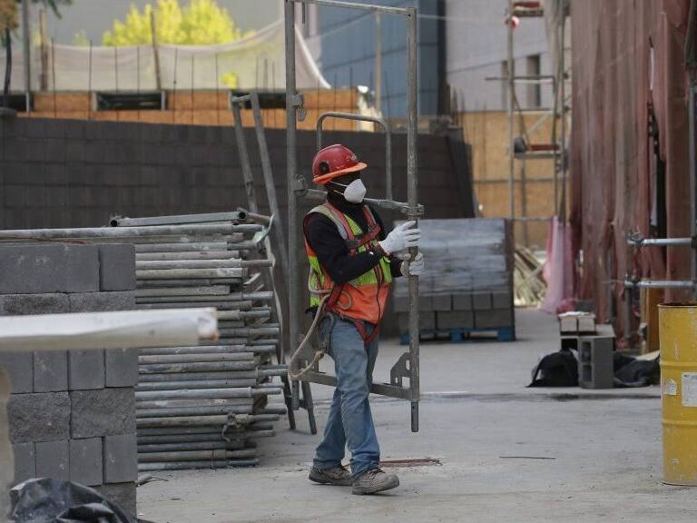 19 de marzo del 2021/SantiagoEn el marco del Día del Trabajador de la Construcción, el Ministro de Obras Públicas, Alfredo Moreno junto a sus pares de Trabajo, María José Zaldívar; de la Mujer, Mónica Zalaquett; y de Vivienda, Felipe Ward, acompañan al Presidente de CChC, Antonio Errázuriz, en la presentación del primer portal dedicado al empleo para la construcción: http://www.trabajosenobra.cl, sitio que ayudará en la generación de más de 120 mil empleos este año.
FOTO: KARIN POZO/AGENCIAUNO