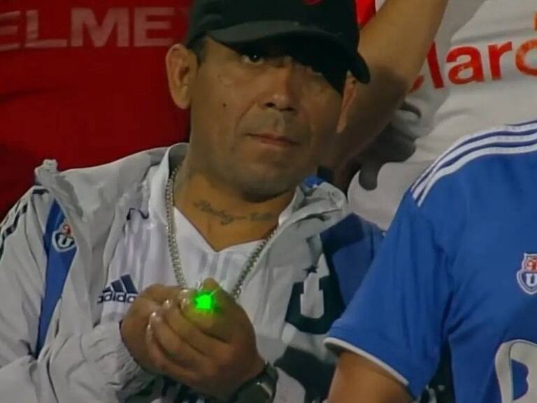 No entra más al estadio: Universidad de Chile dio con «el hincha del láser» tras intensa búsqueda