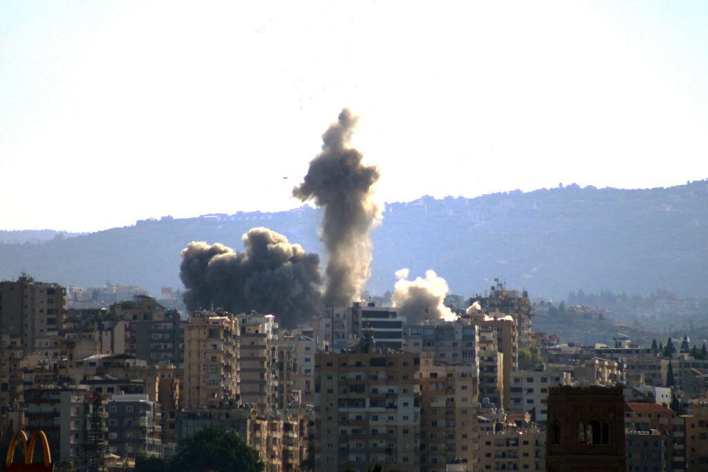 El Ejército de Israel levanta humo tras un nuevo ataque militar sobre la ciudad de Al Hauch en el sur del Líbano