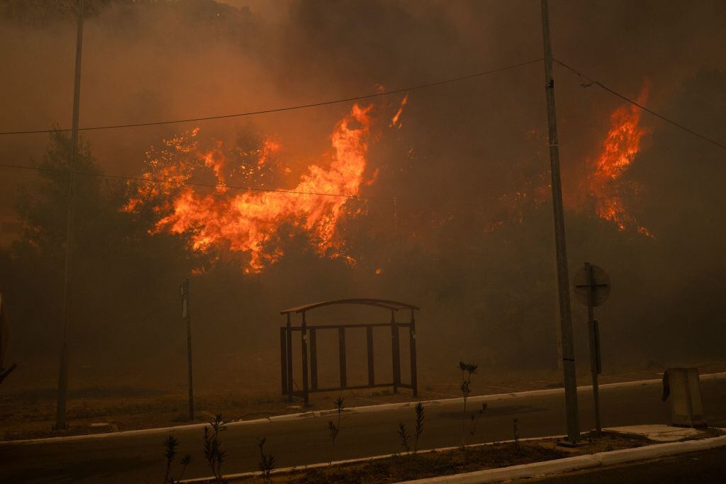 El fuego consume los bosques cerca de la ciudad de Atenas en Grecia