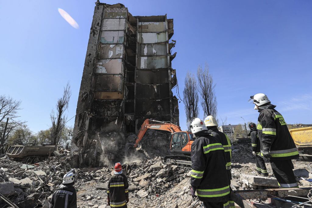 Personal de emergencia limpia una estructura destruida en Kiev