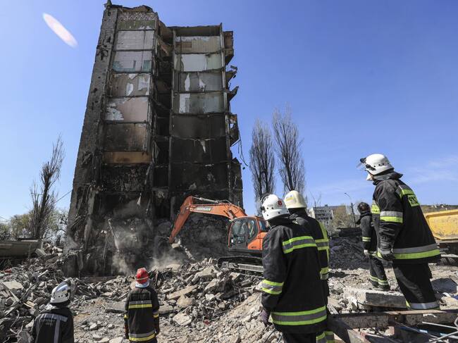 Personal de emergencia limpia una estructura destruida en Kiev