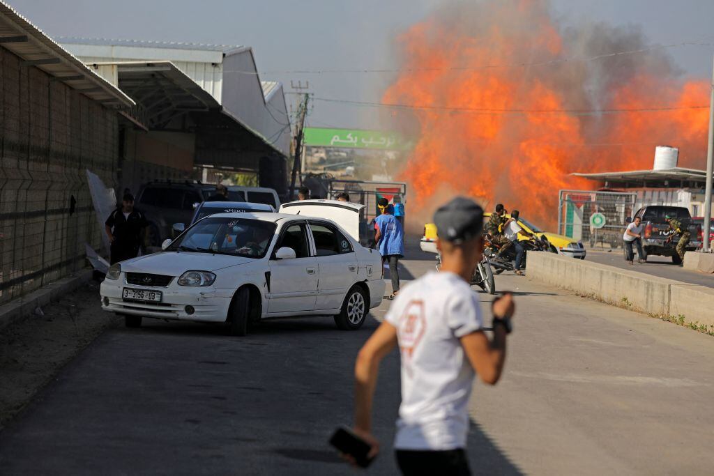 El fuego afecta una zona fronteriza a Gaza tras el ataque de Hamas a Israel