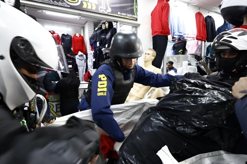 Operativo en Barrio Meiggs: PDI decomisa 6 toneladas de ropa falsificada y deja cinco detenidos