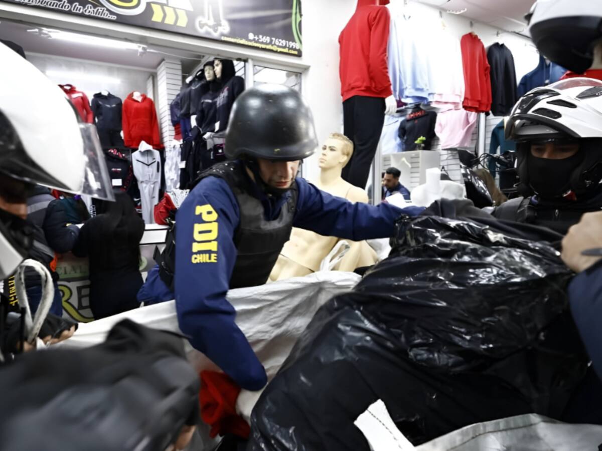Operativo en Barrio Meiggs: PDI decomisa 6 toneladas de ropa falsificada y deja cinco detenidos