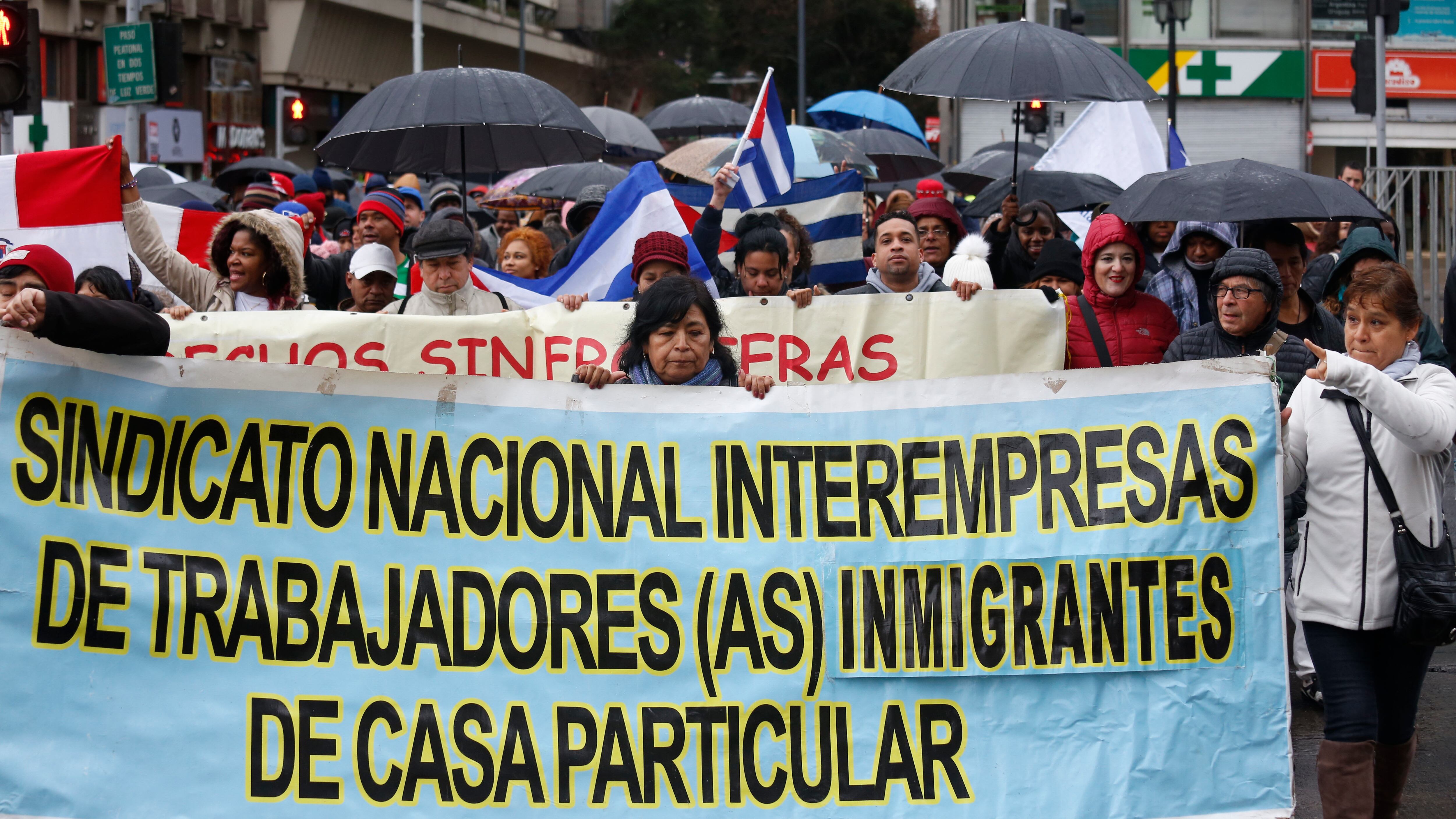 21 de Julio del 2019/SANTIAGO
Organizaciones migrantes en marcha, denunciando el riesgo que corren luego de que fueran rechazados o no incluidos en el proceso de regularización, luego de cierre del proceso de regularización extraordinario el año pasado

FOTO:SEBASTIAN BROGCA/AGENCIAUNO