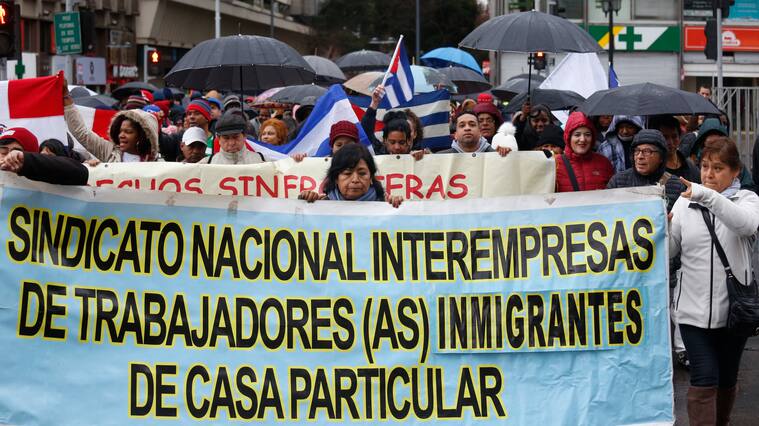 21 de Julio del 2019/SANTIAGO
Organizaciones migrantes en marcha, denunciando el riesgo que corren luego de que fueran rechazados o no incluidos en el proceso de regularización, luego de cierre del proceso de regularización extraordinario el año pasado
FOTO:SEBASTIAN BROGCA/AGENCIAUNO