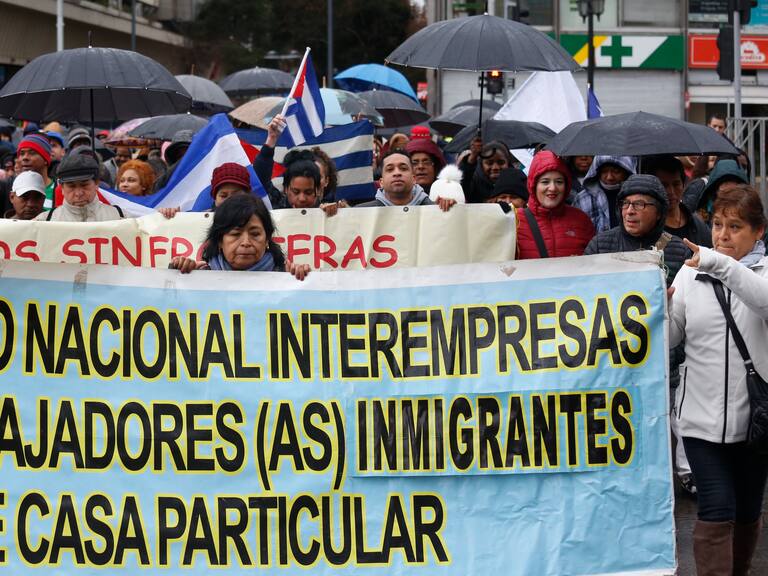 21 de Julio del 2019/SANTIAGO
Organizaciones migrantes en marcha, denunciando el riesgo que corren luego de que fueran rechazados o no incluidos en el proceso de regularización, luego de cierre del proceso de regularización extraordinario el año pasado
FOTO:SEBASTIAN BROGCA/AGENCIAUNO