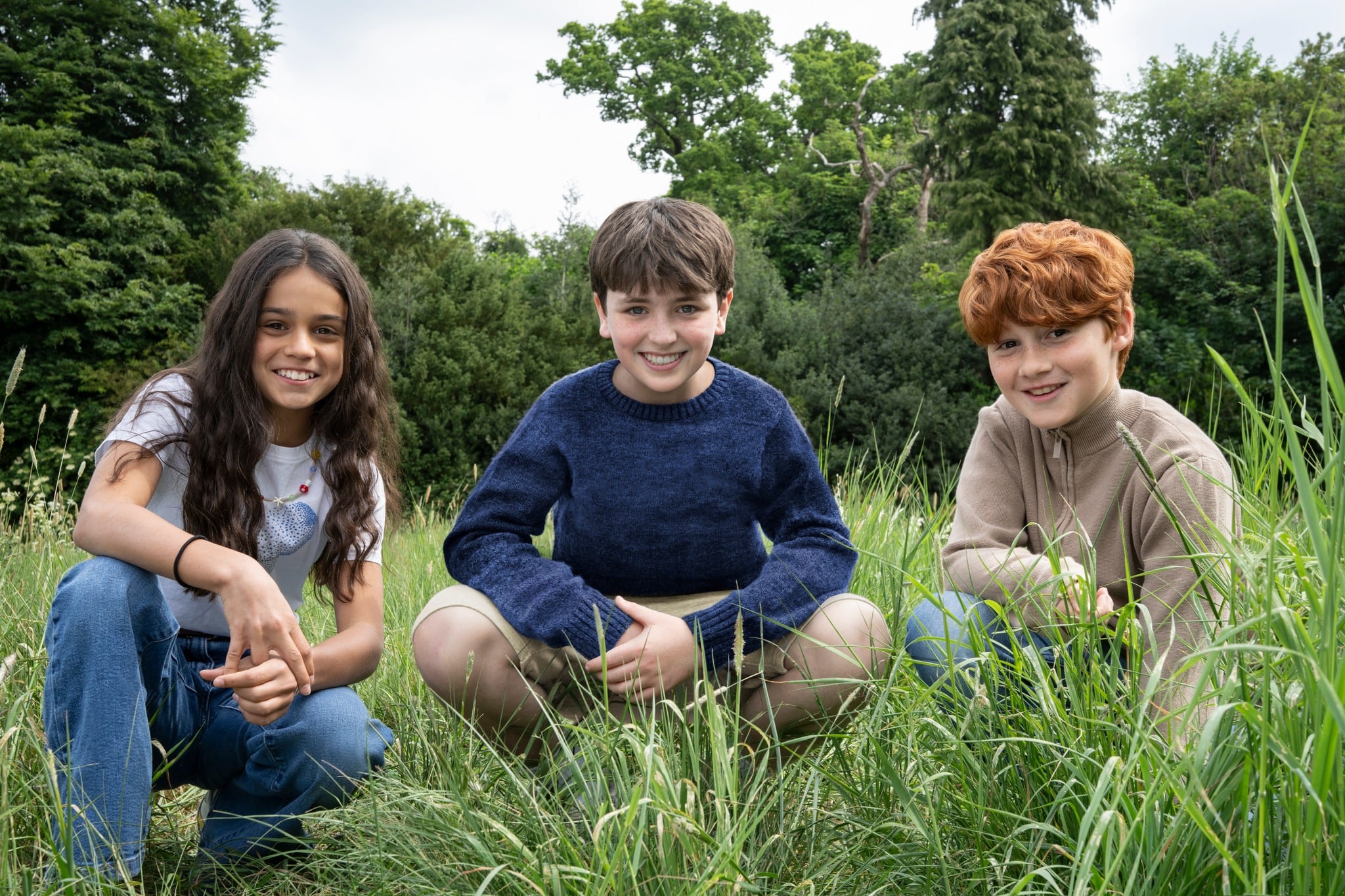 Dominic McLaughlin como Harry, Arabella Stanton en el rol de Hermione Granger y Alastair Stout interpretando a Ron Weasley - HBO