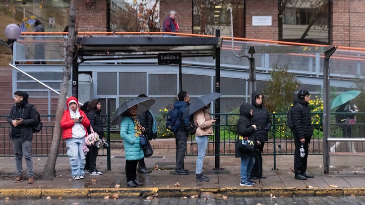¿Me pueden despedir si no logro llegar al trabajo por las lluvias? Esto dice la ley laboral en Chile