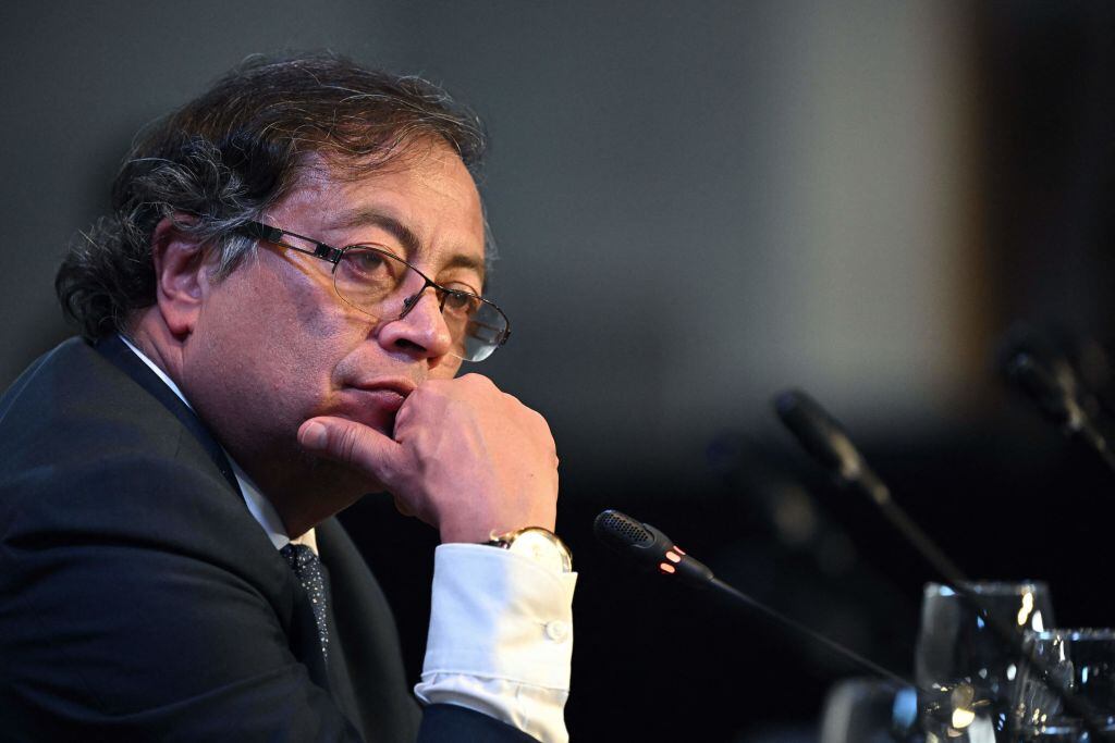 El presidente de Colombia, Gustavo Petro, habla con la prensa en Buenos Aires
