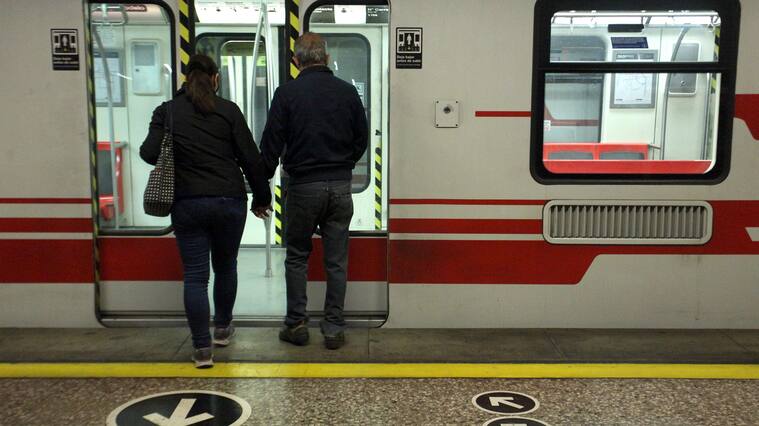 30 de Marzo 2020/ SANTIAGO
Pareja subiendo al vagón en estacion de metro Universidad de Chile del metro de Santiago, tras la baja afluencia de publico en el transporte público, por medidas sanitarias impuestas por el gobierno para prevenir la propagación del Coronavirus, Santiago.
FOTO: AILEN DÍAZ/AGENCIAUNO