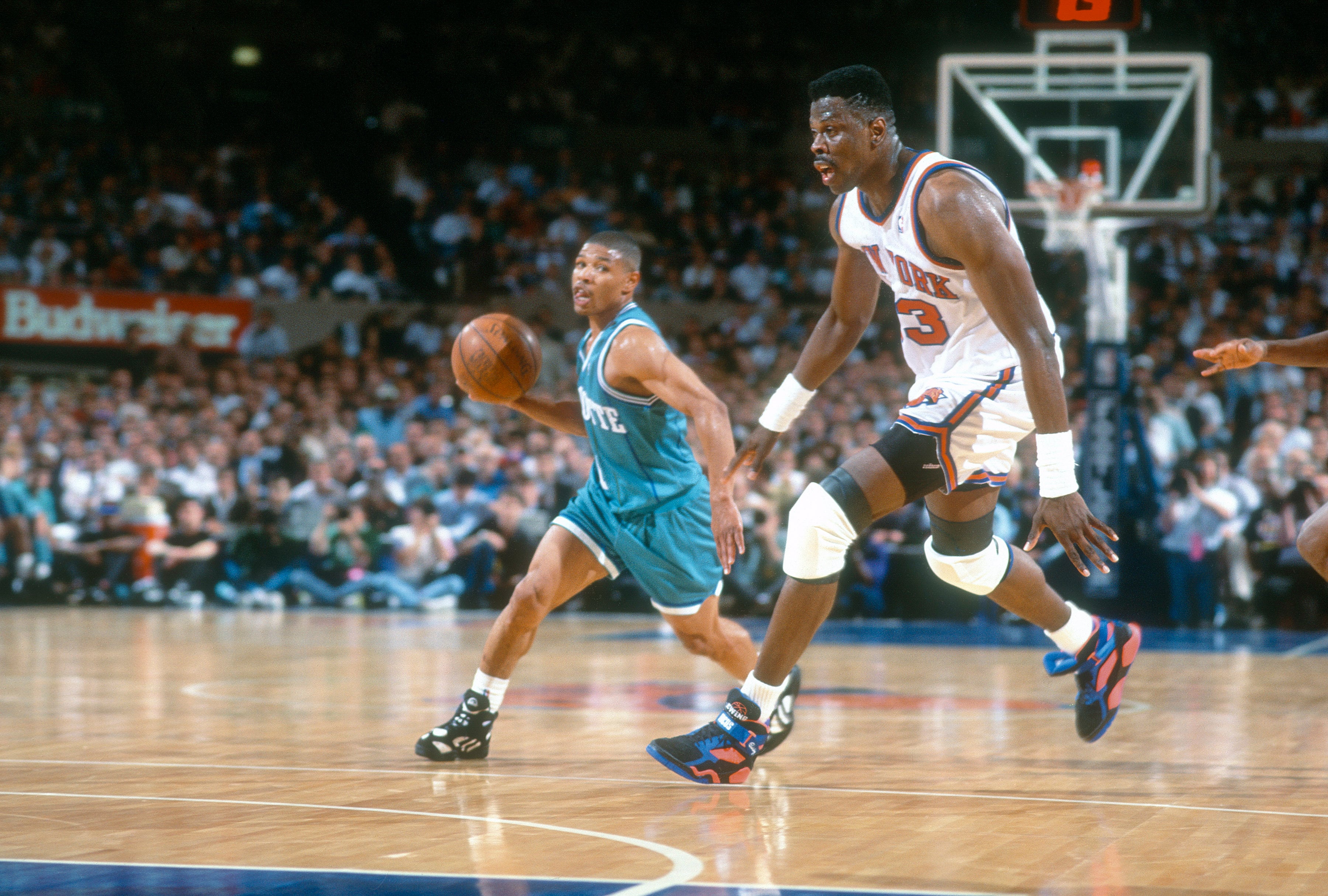 Muggsy Bogues durante un partido de baloncesto de la NBA en 1993 / Getty Images