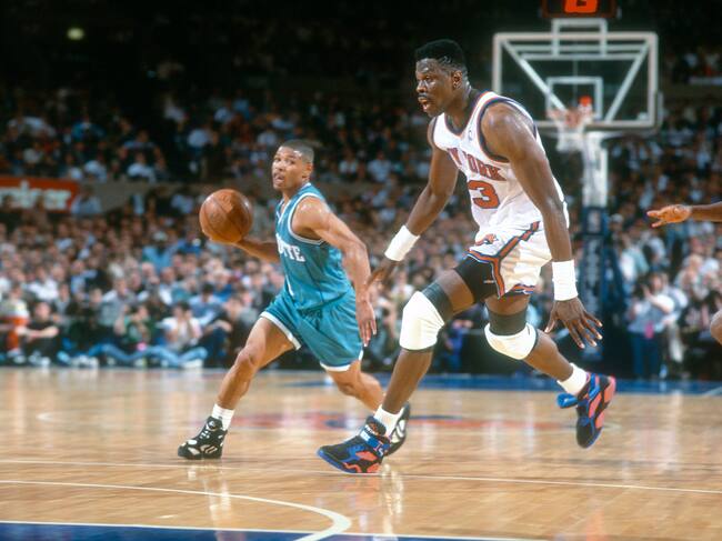 Muggsy Bogues durante un partido de baloncesto de la NBA en 1993 / Getty Images