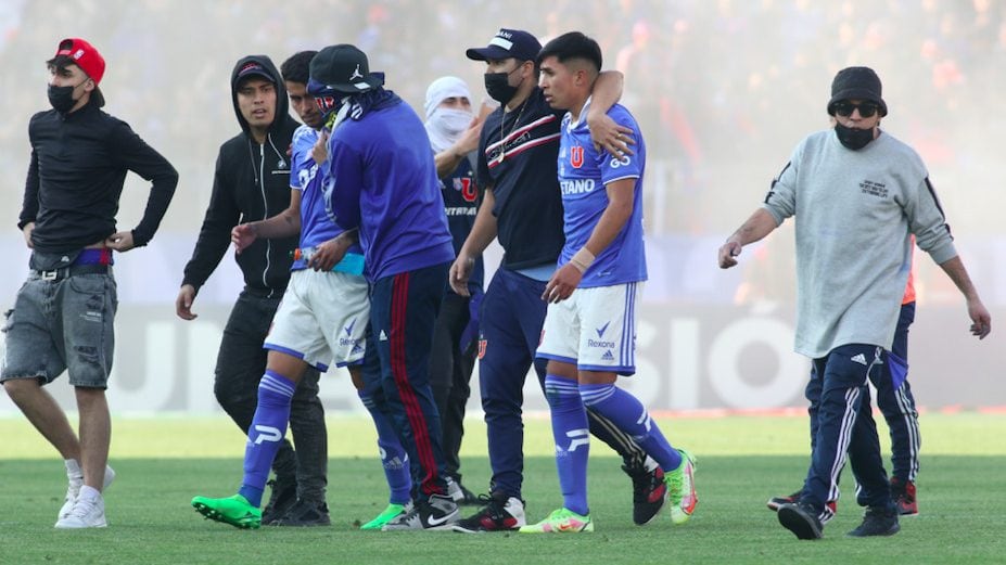 Clásico Universitario: captan agresión de 'hincha' a guardia