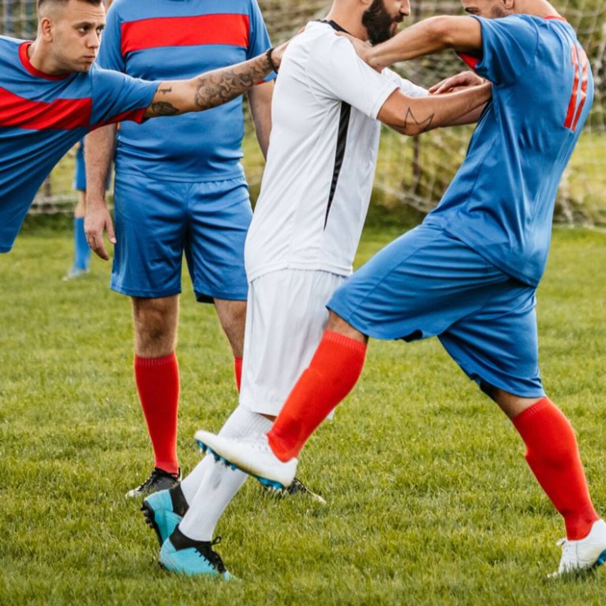 Tribunal confirma condena contra futbolista que golpeó y fracturó a rival: este es el monto de dinero que deberá pagar