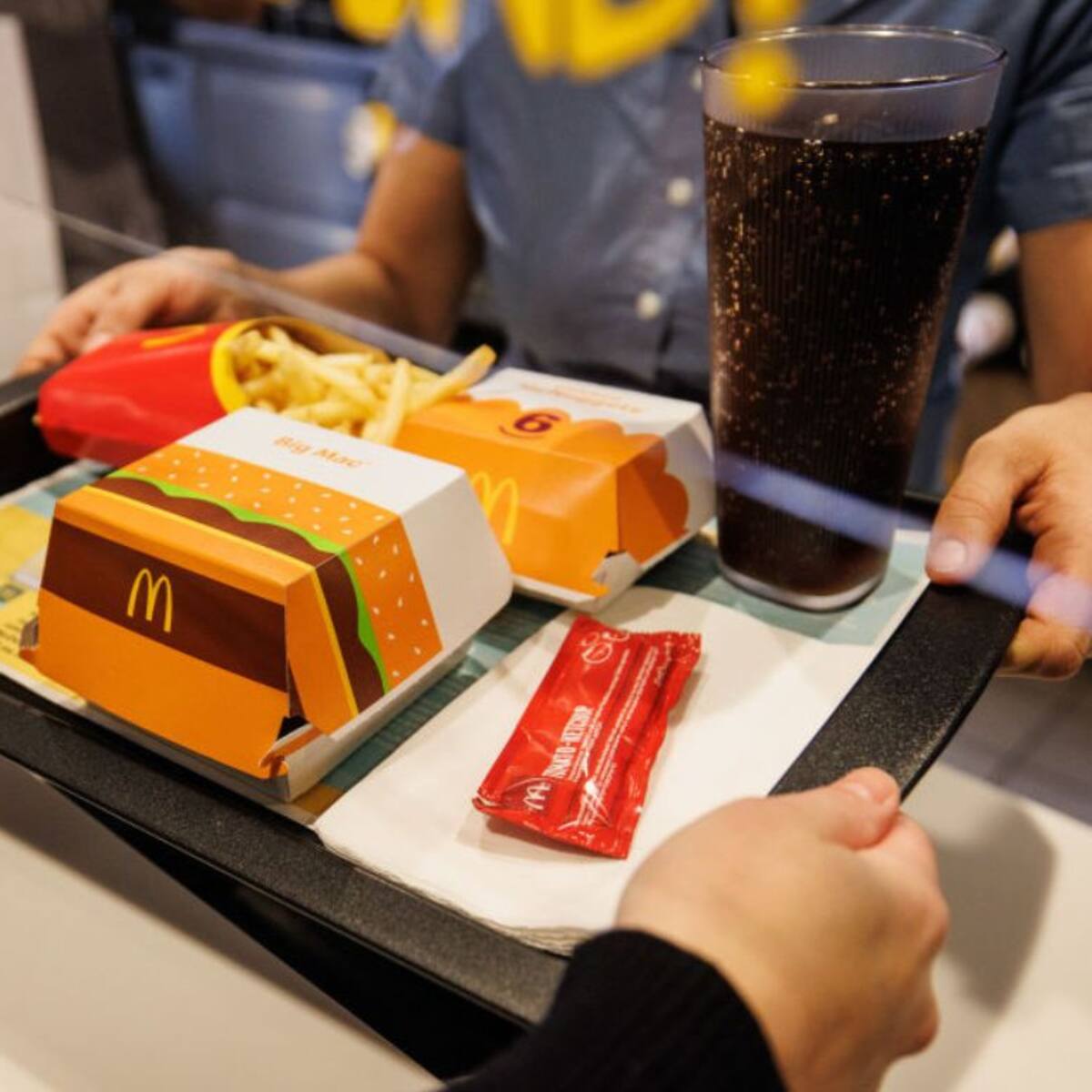 Adiós a un clásico de McDonald’s: cadena elimina sachets de salsas y no estarán disponible en locales chilenos