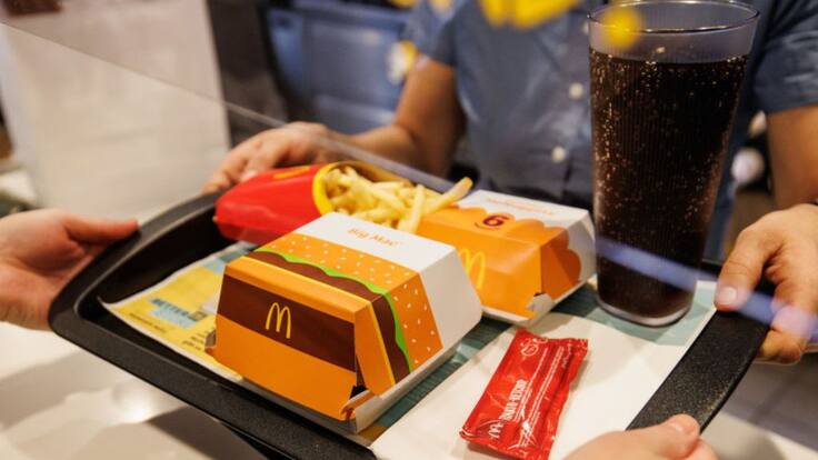 Adiós a un clásico de McDonald’s: cadena elimina sachets de salsas y no estarán disponible en locales chilenos