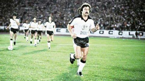 Homenaje a Carlos Caszely: hinchas de Colo Colo proponen bautizar con su nombre la tribuna Cordillera