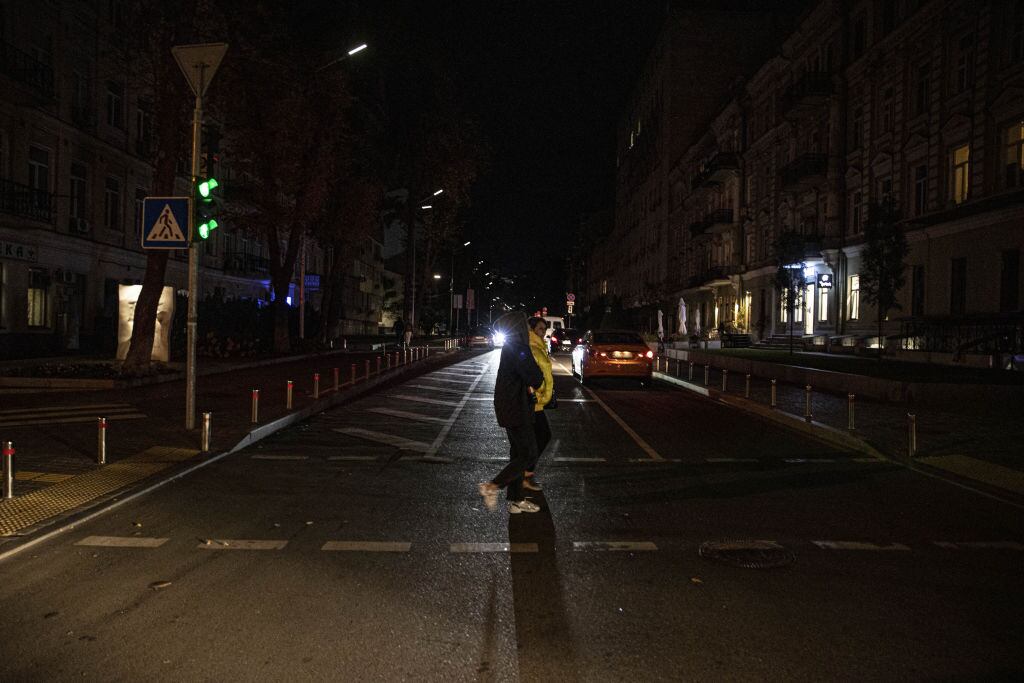 Las personas caminan por las calles sin electricidad de Kiev en Ucrania