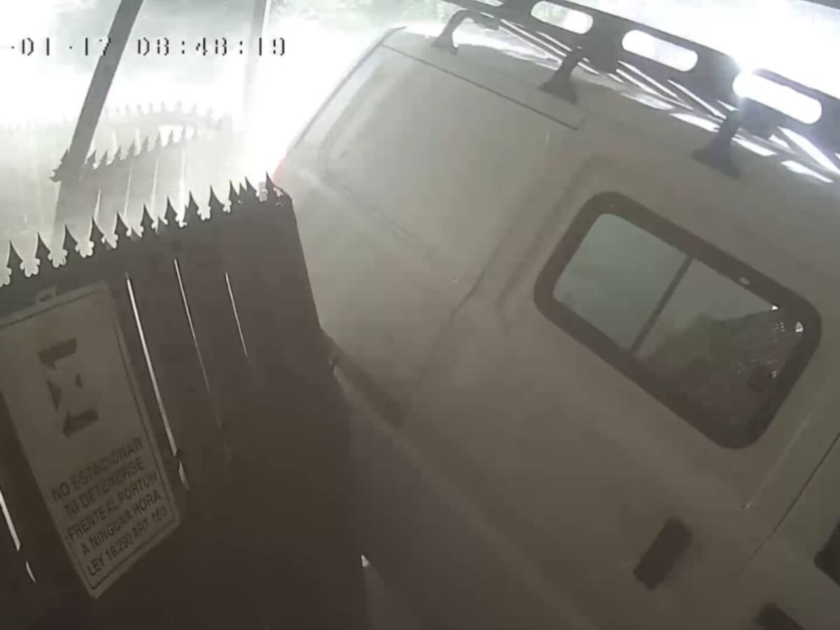 Video muestra momento en que furgón colisiona y queda incrustado en casa en Lo Prado: venía escapando de una fiscalización