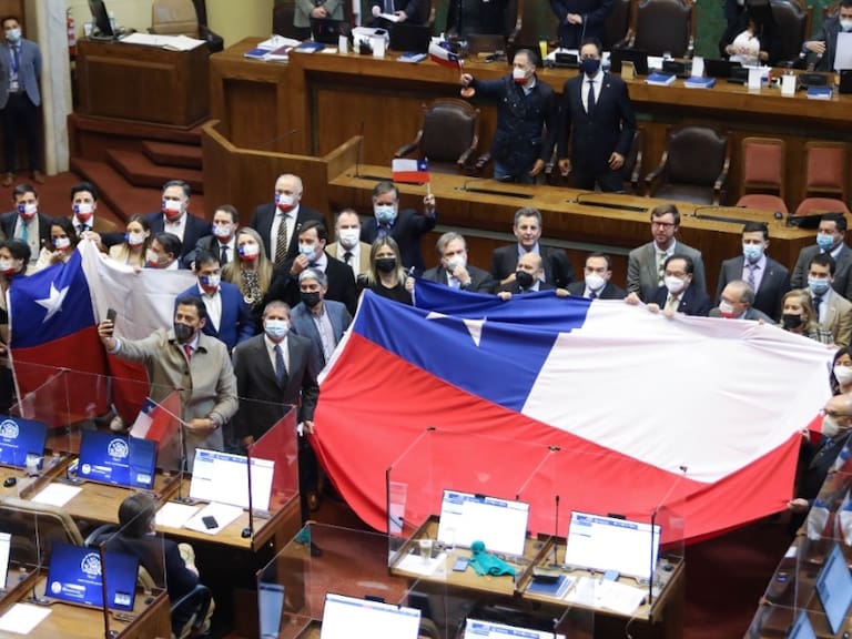 Tras «performance» en Valparaíso: diputados RN realizan desagravio a la bandera chilena y entonan el himno en la Sala de la Cámara