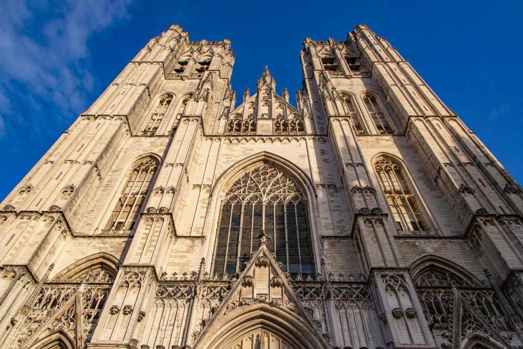 La vista de la Catedral de Saint Michael y Saint Gudula en la ciudad de Bruselas en Bélgica, parte de la Iglesia Católica en ese país europeo.