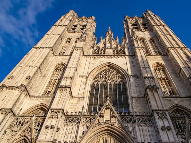 La vista de la Catedral de Saint Michael y Saint Gudula en la ciudad de Bruselas en Bélgica, parte de la Iglesia Católica en ese país europeo.