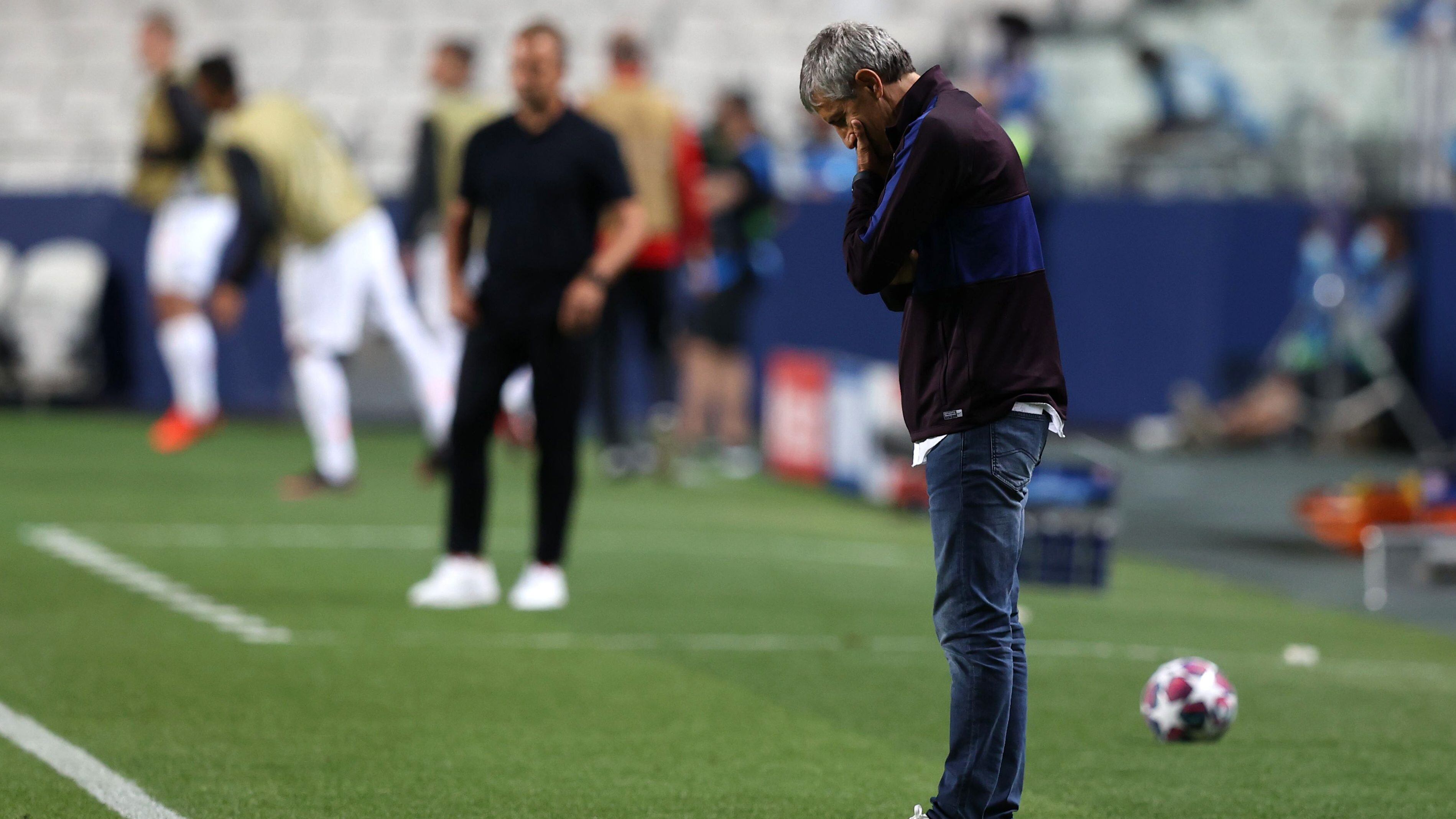 LISBON, PORTUGAL - AUGUST 14: Quique Setien, Head Coach of FC Barcelona looks dejected during the UEFA Champions League Quarter Final match between Barcelona and Bayern Munich at Estadio do Sport Lisboa e Benfica on August 14, 2020 in Lisbon, Portugal. (Photo by Rafael Marchante/Pool via Getty Images)