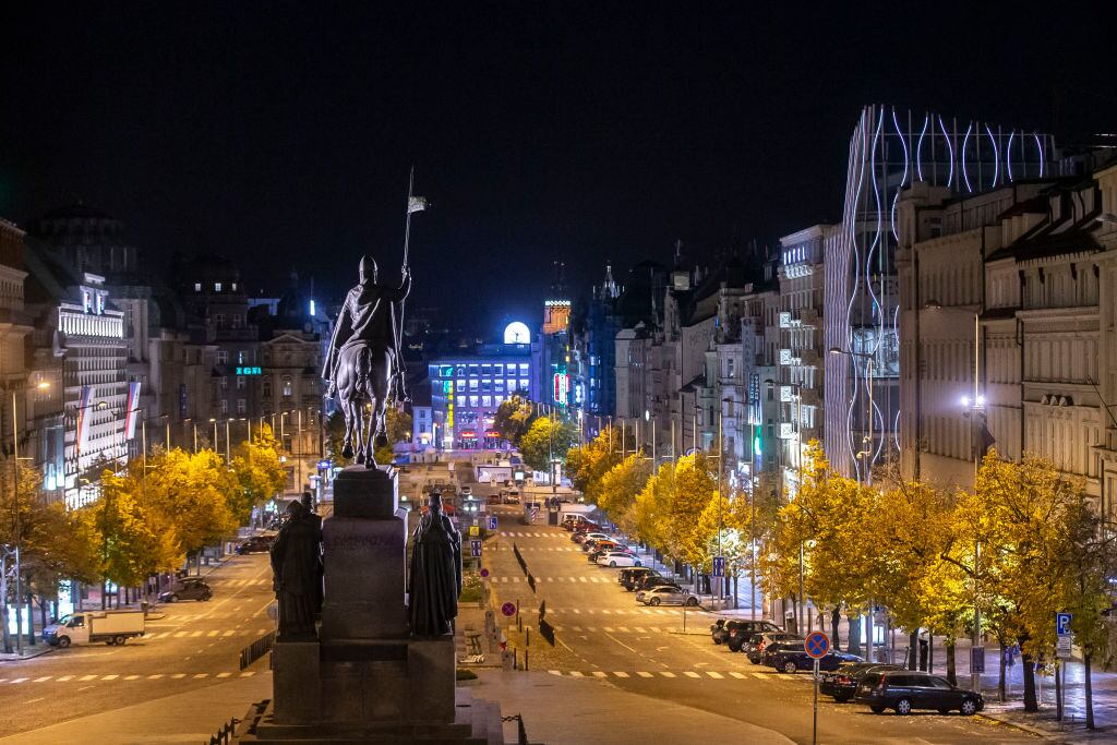 Calles vacías por el toque de queda en Praga