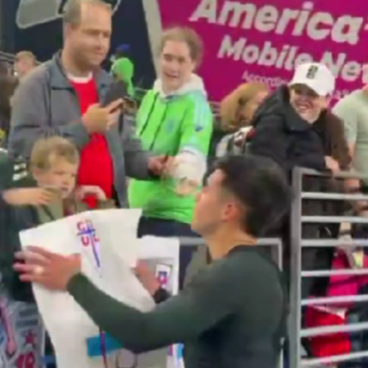 Aravena se cruza con unos hinchas de la UC tras anotar su primer gol en la MLS y esto ocurre: emotivo momento