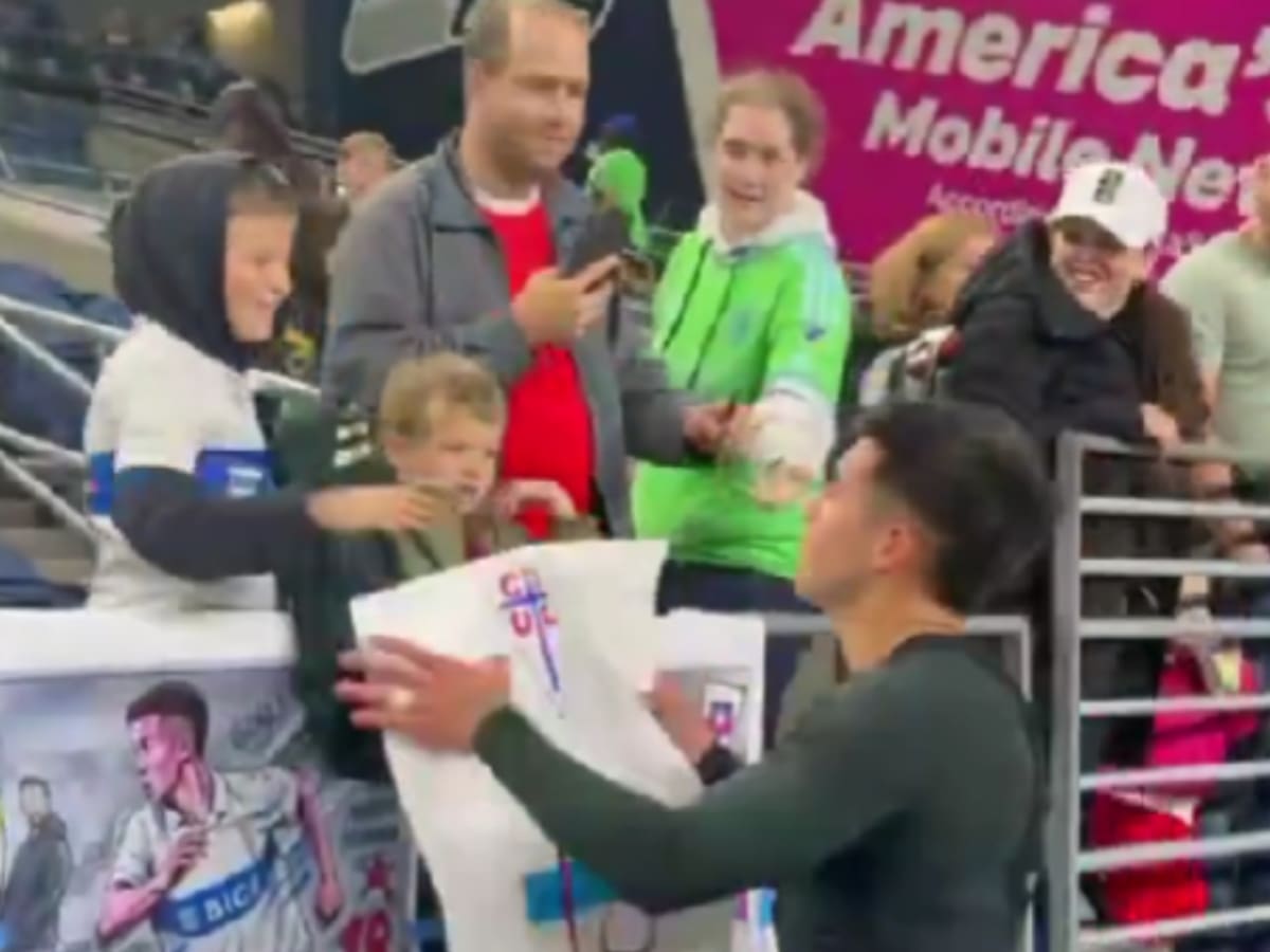 Aravena se cruza con unos hinchas de la UC tras anotar su primer gol en la MLS y esto ocurre: emotivo momento