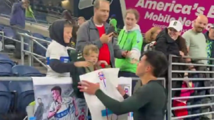 Aravena se cruza con unos hinchas de la UC tras anotar su primer gol en la MLS y esto ocurre: emotivo momento
