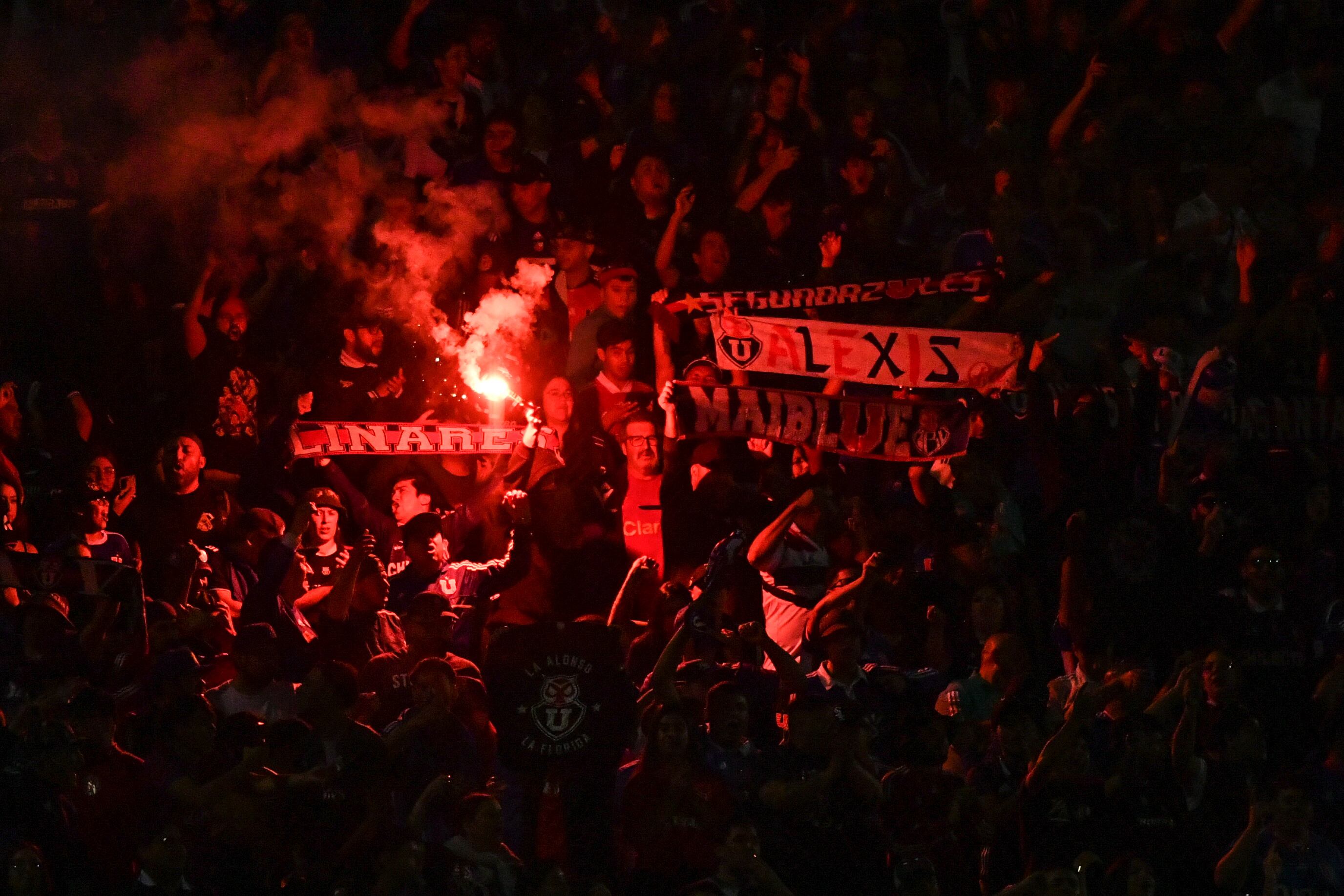 Hinchas de la U encendieron bengalas en el duelo ante Unión Española | Agencia Uno