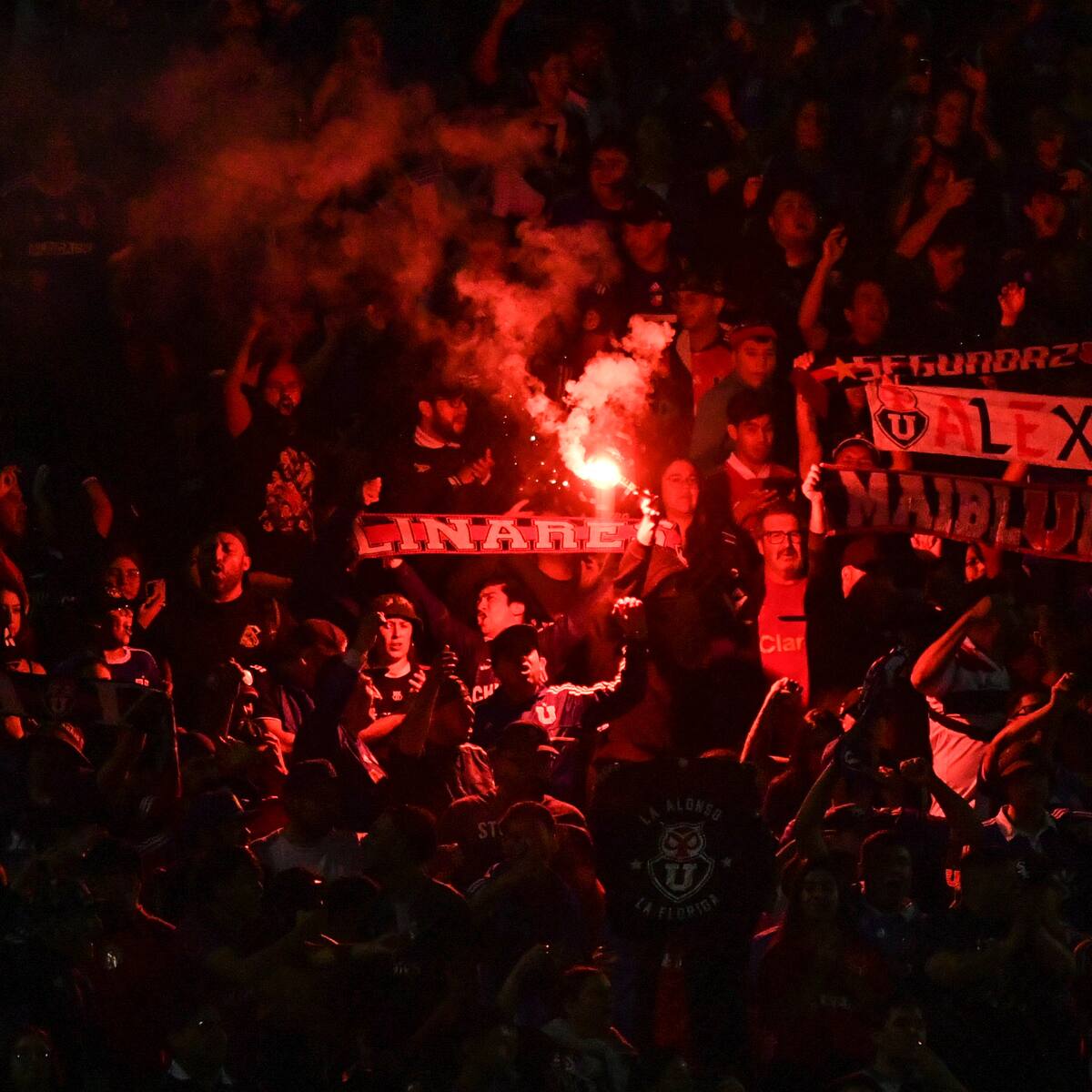 Bengalas y proyectiles: Tribunal de Disciplina citó a la U por mal comportamiento de sus hinchas