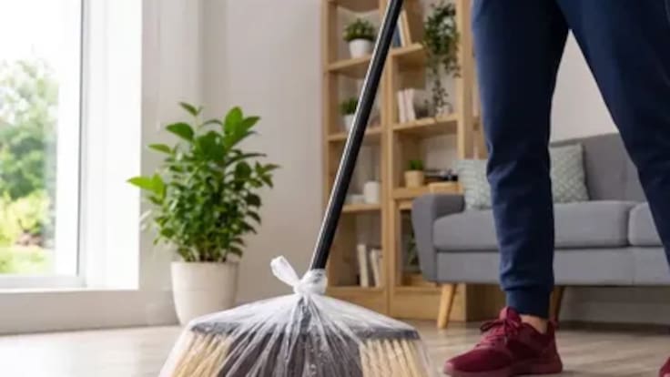 Por qué cada vez más personas ponen una bolsa de plástico en la escoba antes de barrer: truco viral esconde secreto