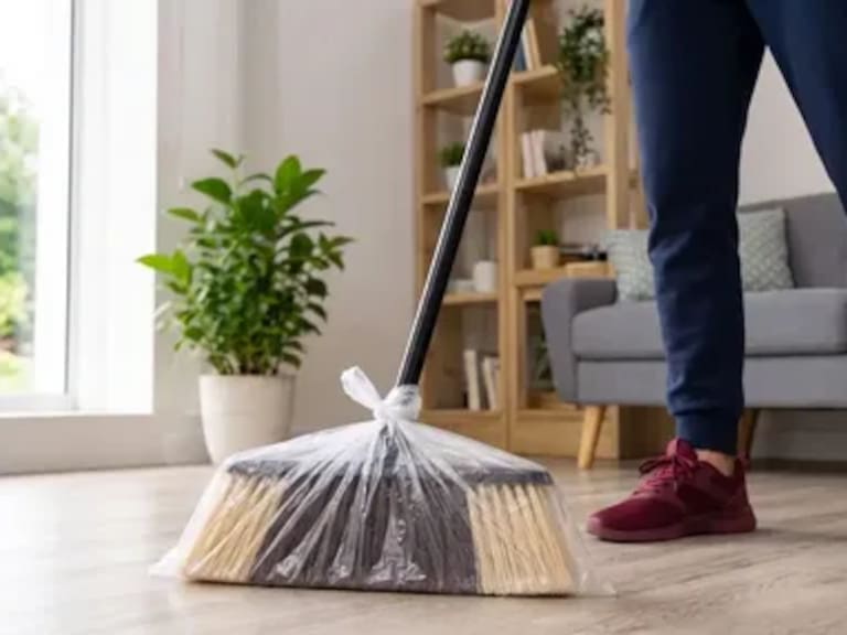 Por qué cada vez más personas ponen una bolsa de plástico en la escoba antes de barrer: truco viral esconde secreto