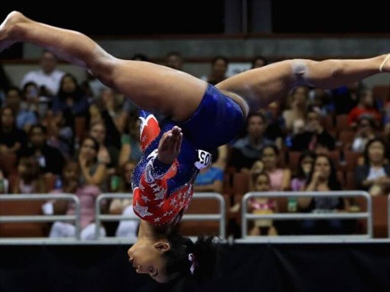 Gimnasta perdió el equilibrio en giro de 360° pero improvisó maniobra para mantenerse en pie
