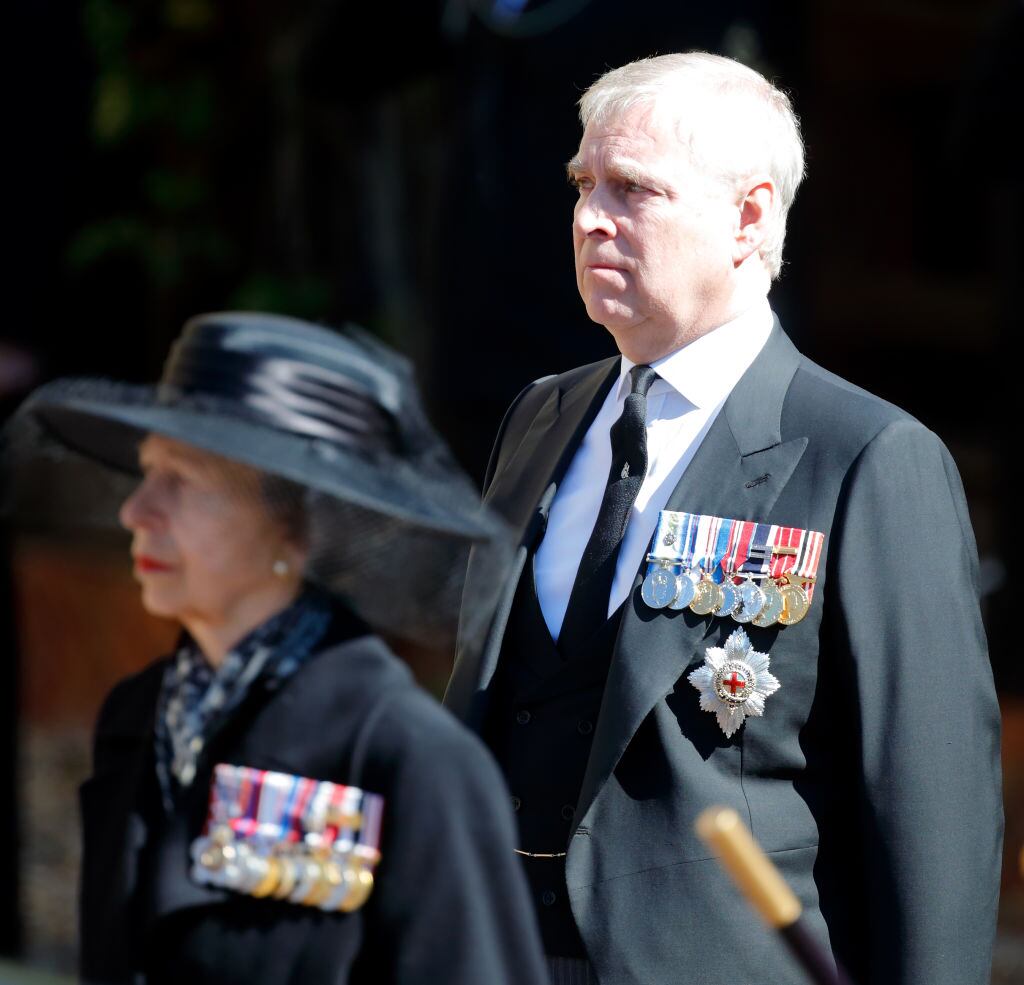 La princesa Ana y el príncipe Andrés en el funeral del príncipe Felipe