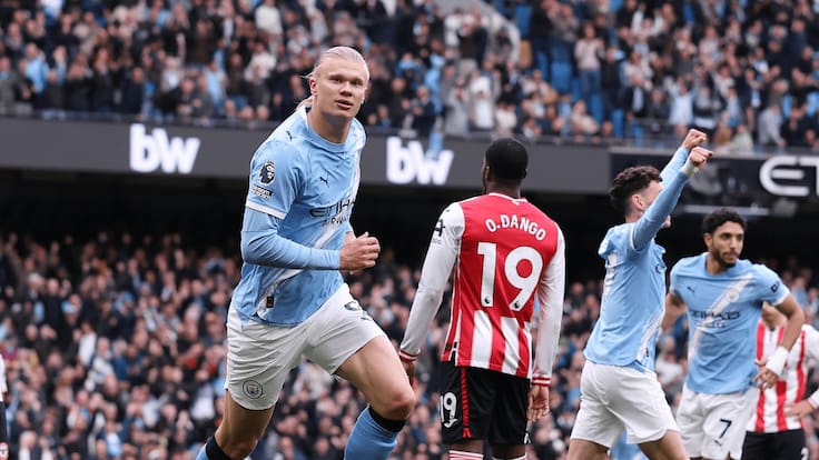 Manchester City golea al Brentford y mantiene la Premier en suspenso