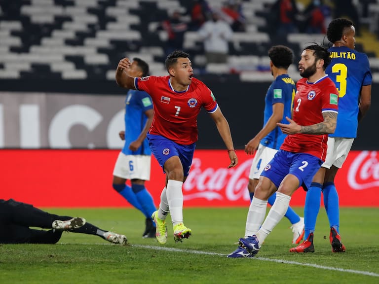 Iván Morales asoma como reemplazante de Eduardo Vargas en el partido de Chile contra Colombia