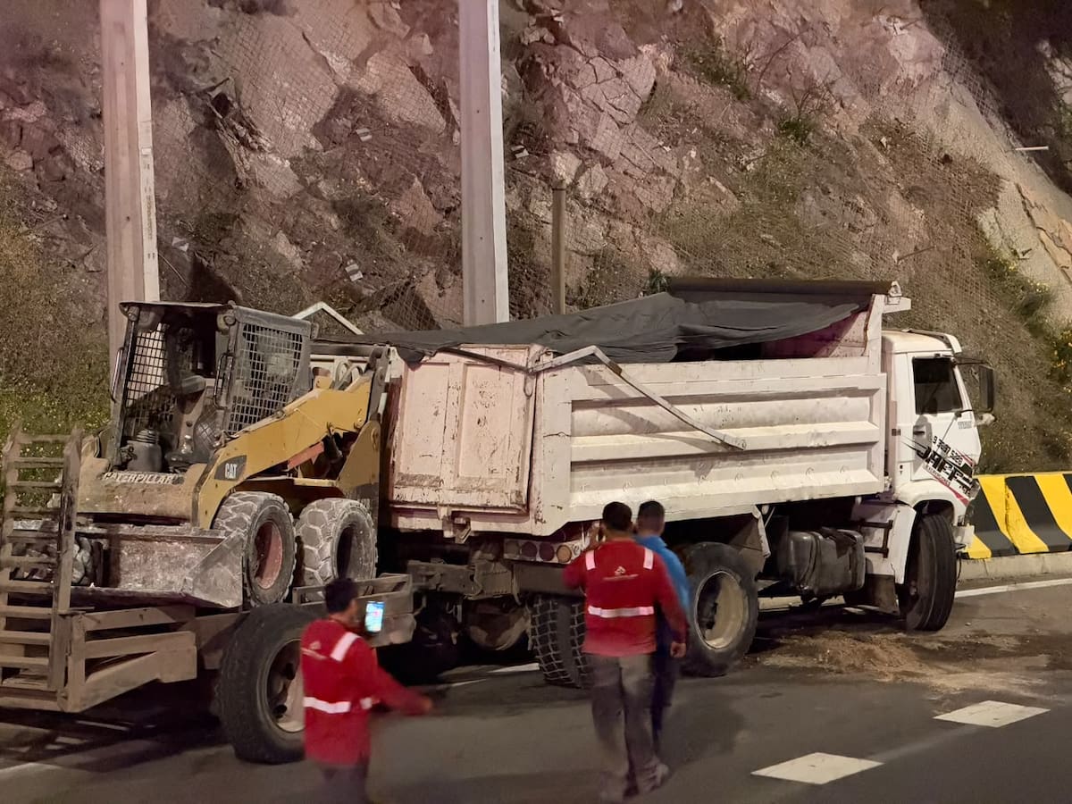 Presunta falla mecánica de un camión tolva habría provocado trágico choque en cadena en La Pirámide