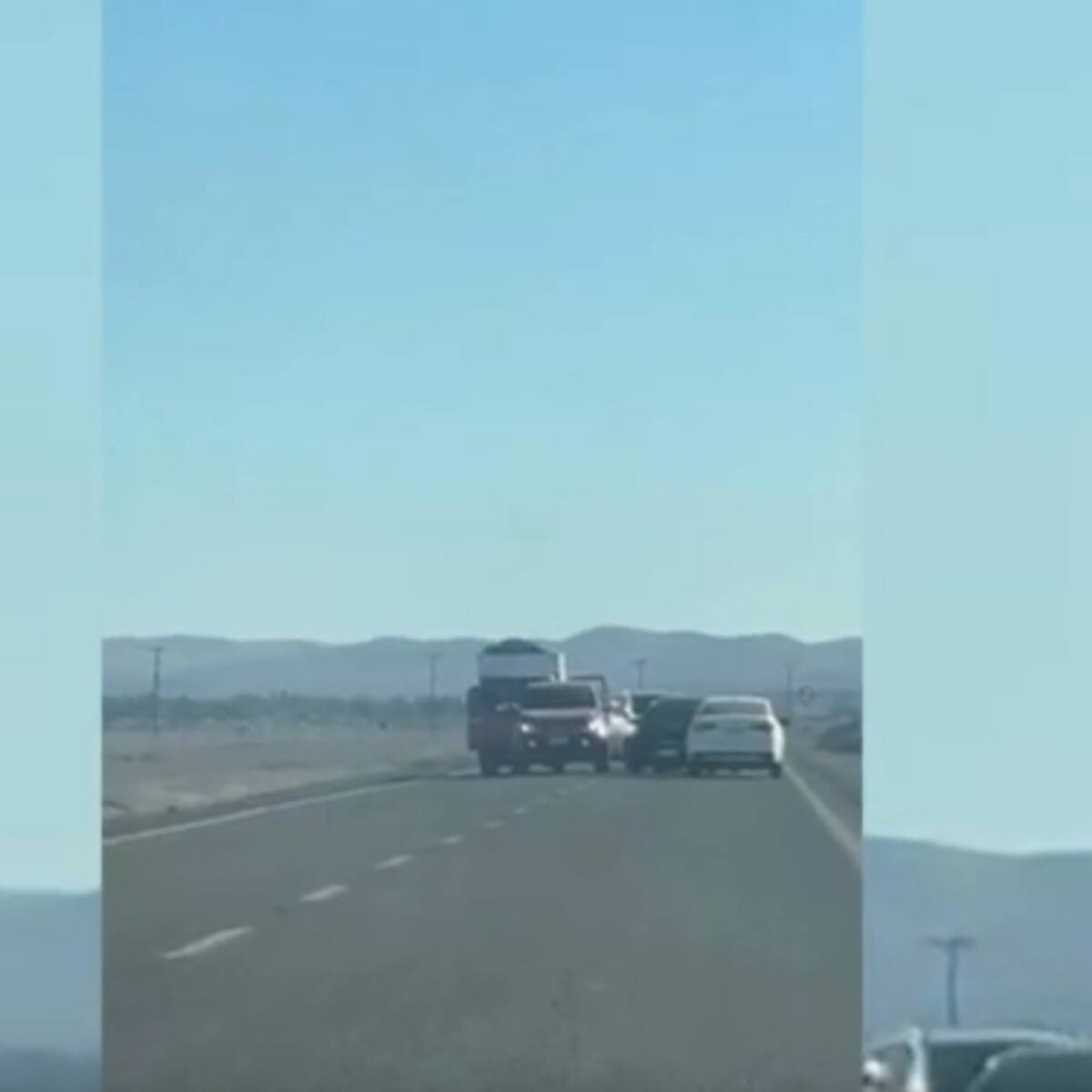 A lo Rápido y Furioso: testigos graban vehículos interceptando un camión en plena carretera de Tarapacá